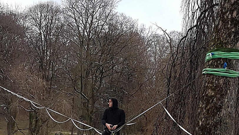Ein junger Mann tanzte auf einem Seil, das über der Isar gespannt war - bei frostigen Temperaturen. Ein junger Mann tanzte auf einem Seil, das über der Isar gespannt war - bei frostigen Temperaturen.