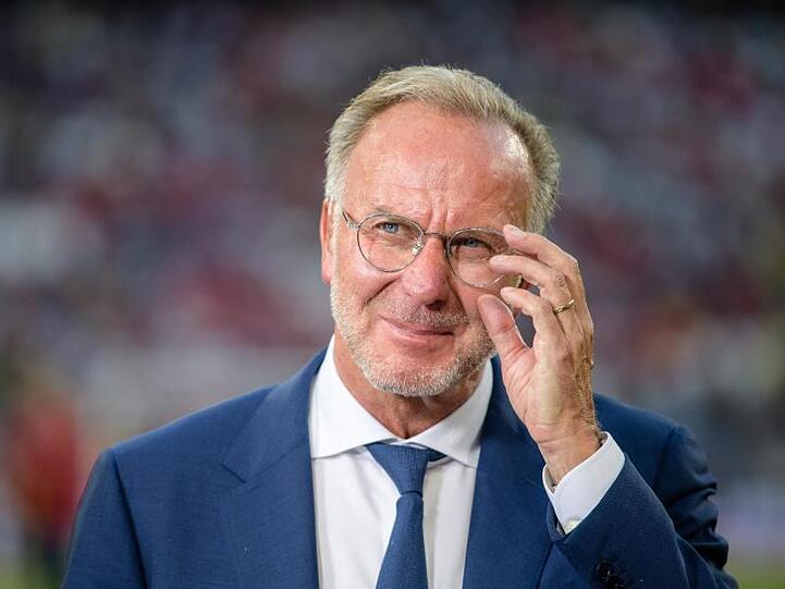 Karl-Heinz Rummenigge, Vorstandschef vom FC Bayern, steht vor Spielbeginn am Spielfeldrand. Foto: Matthias Balk
