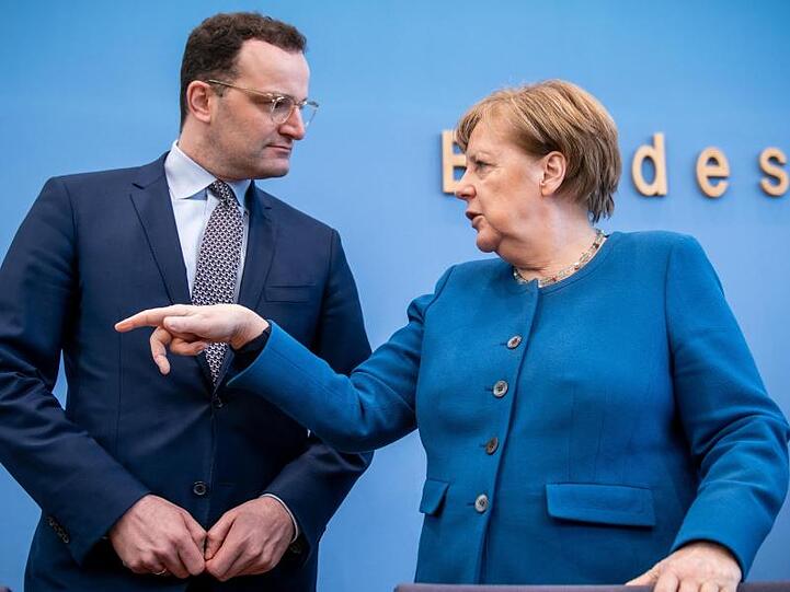 Bundeskanzlerin Angela Merkel im Gespräch mit Bundesgesundheitsminister Jens Spahn.