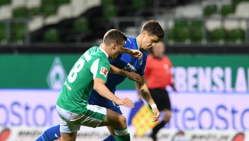 Werders Niklas Moisander (l) kämpft gegen Hoffenheims Christoph Baumgartner um den Ball.
