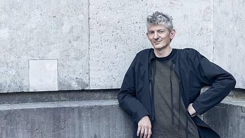 Der 50-jährige Kunsthistoriker aus Mailand hat als Kurator in Paris, Mailand oder Taschkent gearbeitet und ab 2014 an der Tate Modern in London. Seit April 2020 ist Andrea Lissoni Künstlerischer Direktor des Hauses der Kunst