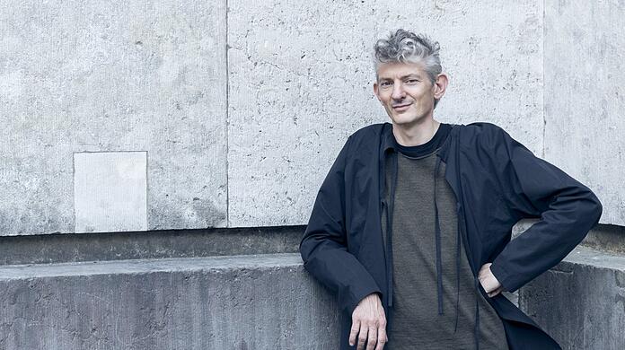 Der 50-jährige Kunsthistoriker aus Mailand hat als Kurator in Paris, Mailand oder Taschkent gearbeitet und ab 2014 an der Tate Modern in London. Seit April 2020 ist Andrea Lissoni Künstlerischer Direktor des Hauses der Kunst
