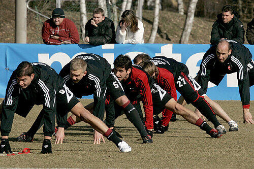 Positiv denken - sogar bei der Gymnastik: Angelos Charisteas, Andy Wolf, Glauber, Jacques Abardonado, Javier Pinola und Jan Koller (v.l.).