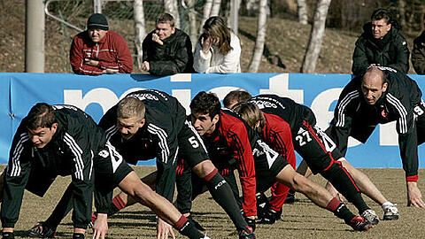 Positiv denken - sogar bei der Gymnastik: Angelos Charisteas, Andy Wolf, Glauber, Jacques Abardonado, Javier Pinola und Jan Koller (v.l.).