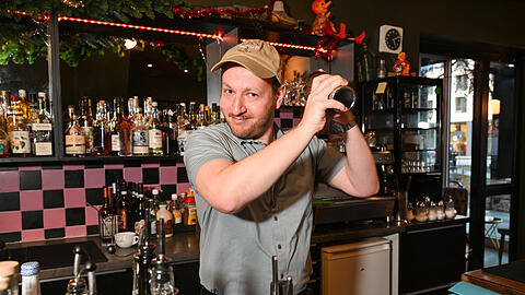 Nicolai Früchtl mixt in der Rio Bar. Er sagt, dass seine Drinks anders sind – weil er sich von seinem Studium inspirieren lässt: Modedesign.
