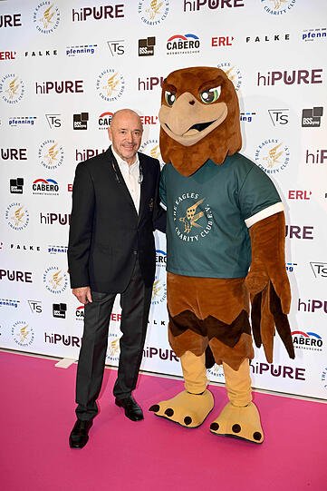Christian Neureuther posierte mit dem "hiPURE"-Eagles Maskottchen.