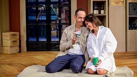 In "Weinprobe f&uuml;r Anf&auml;nger" gibt's immerhin noch Kaffee zum Fr&uuml;hst&uuml;ck: Natalia Avelon und Moritz Lindbergh in der romantischen Kom&ouml;die von Ivan Calb&eacute;rac.