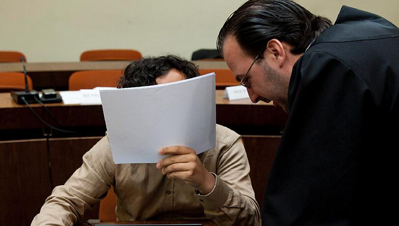 Öffentlichkeitsscheu: Tarek H. (l.) mit seinem Anwalt. Öffentlichkeitsscheu: Tarek H. (l.) mit seinem Anwalt.