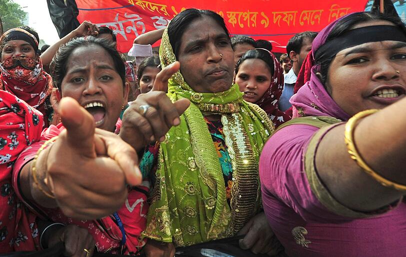Wut und Trauer: Angehörige der Brand-Opfer in der Fabrik für Billig-Kleildung in Dhaka, wo es neulich 112 Tote gab.