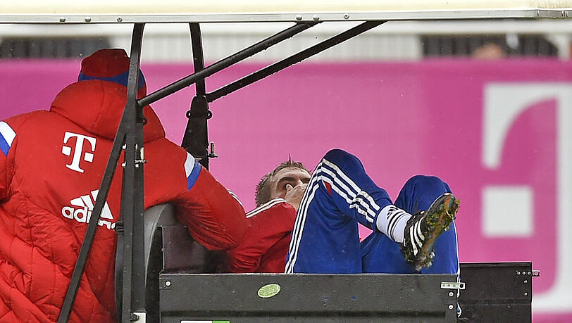Der FCB-Schock in Bildern - hier wird der verletzte Philipp Lahm beim Training abtransportiert! Der FCB-Schock in Bildern - hier wird der verletzte Philipp Lahm beim Training abtransportiert!
