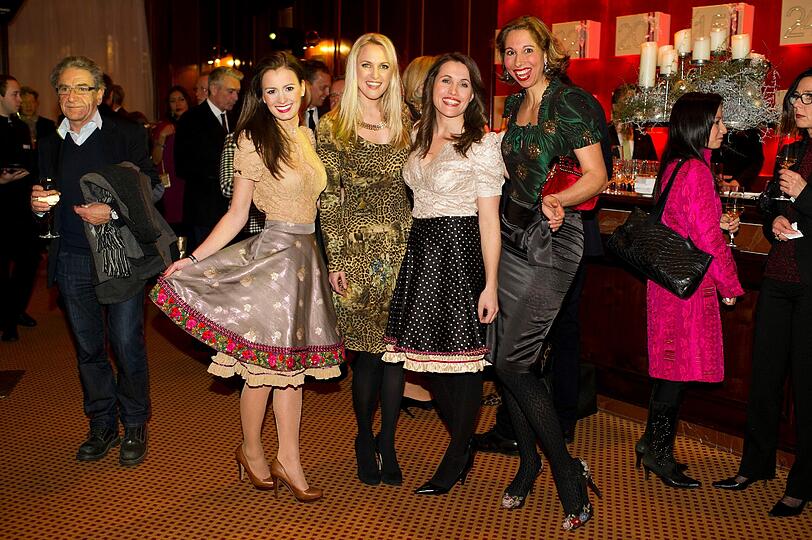Lola Paltinger (r.) mit den Sky Moderatorinnen Karolin Oltersdorf, Ruth Hofmann, Birgit Nössing (alle im Outfit von Lola Paltinger)