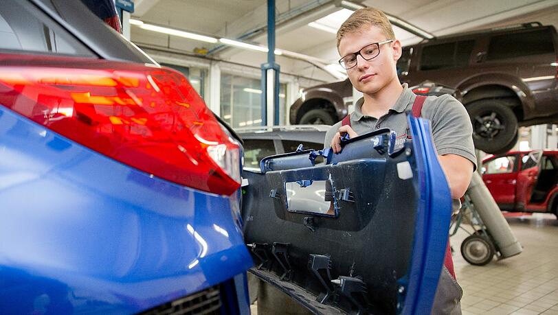 KfZ.Mechaniker: 1. Platz bei den Männern: 19 383 Verträge im Jahr 2015. KfZ.Mechaniker: 1. Platz bei den Männern: 19 383 Verträge im Jahr 2015.
