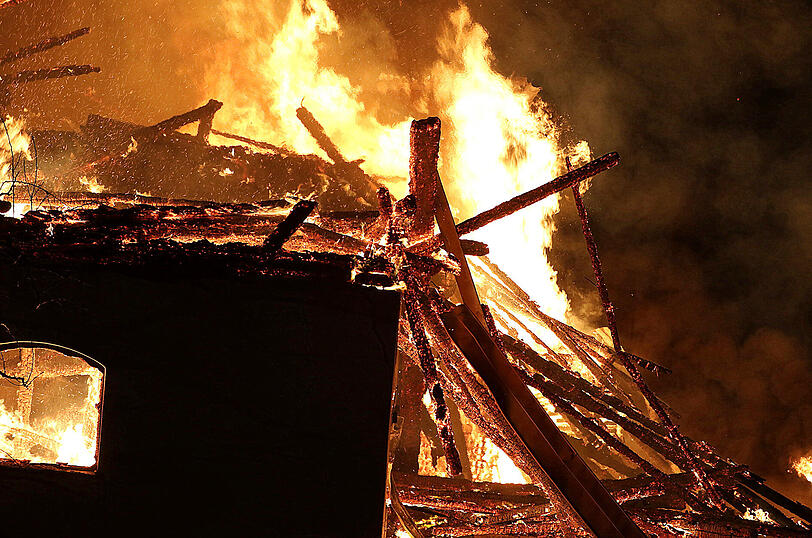 Über zweihundert Feuerwehrleute versuchten den Bauernhof zu retten.