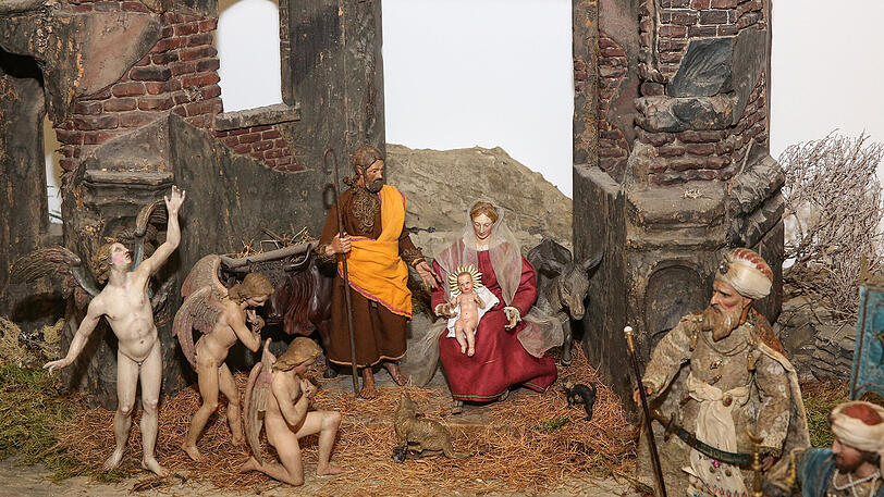 Alt-Münchner Krippe "Stiftung Schachinger": Auch die Geburt Jesu darf, ganz traditionell, nicht fehlen. Im Mittelpunkt steht aber nicht Jesu, sondern der Engel.
