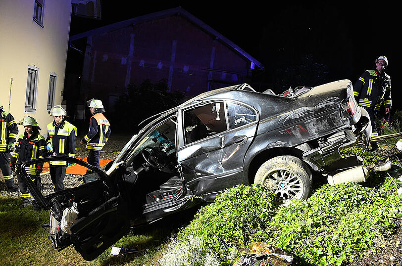 Der 48-Jährige aus Gangkofen wurde durch den Aufprall im seinem BMW eingeklemmt, musste von den Einsatzkräften der Feuerwehr befreit werden und kam schwer verletzt ins Krankenhaus Mühldorf.
