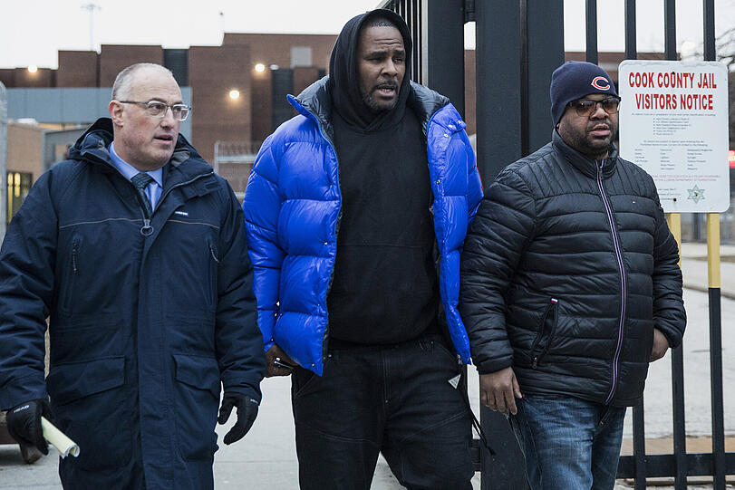 Sänger R. Kelly sorgte zum wiederholten Male für Sex-Schlagzeilen. In der Dokuserie "Surviving R. Kelly" sprachen mehrere Frauen über die Taten des Sängers. Er wurde wegen schwerem sexuellen Missbrauchs, teilweise an Minderjährigen, in mehreren Fällen angeklagt. Bis heute streitet er alle Vorwürfe ab.