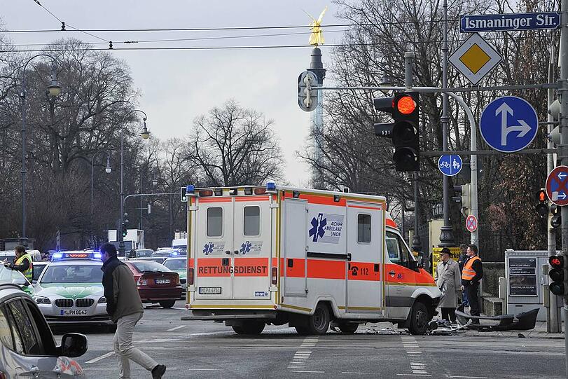 Unfall mit Rettungswagen auf der Prinzregentenstraße in Haidhausen.
