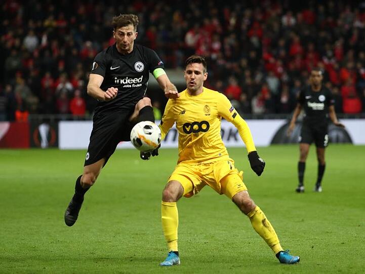 Frankfurts David Abraham (l) und Lüttichs Duje Cop kämpfen um den Ball.