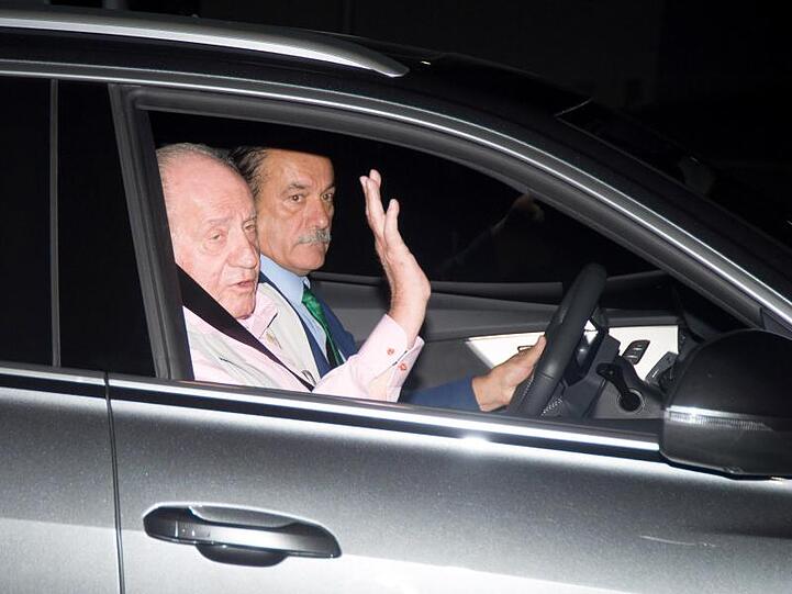 Juan Carlos (l) kommt am Krankenhaus an.