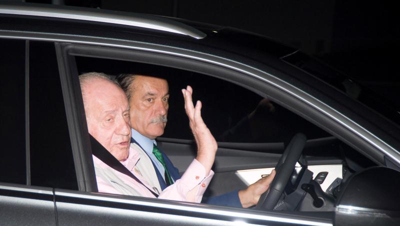 Juan Carlos (l) kommt am Krankenhaus an. Juan Carlos (l) kommt am Krankenhaus an.