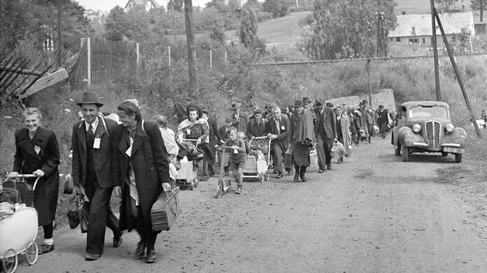 Eine Aufnahme vom Juli 1946: Vertriebene Sudetendeutsche machen sich auf den Weg zum Bahnhof in der ehemaligen Tschechoslowakei.