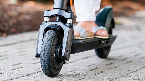 Die Frau war mit einem E-Scooter unterwegs, als sie angefahren wurde. (Symbolbild)