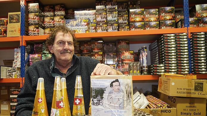 Peter Ruppert im Lager seines Ladens "Himmelsschreiber" in Unterhaching. Er findet, gegen seine Branche würde eine schiere "Hexenjagd" geführt.