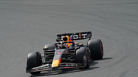 Max Verstappen aus den Niederlanden vom Team Oracle Red Bull ist auf der Strecke in Zandvoort unterwegs.