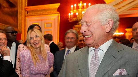 Schauspielerin Sienna Miller und König Charles III. im Juni 2024 im St. James's Palace in London bei den ersten Wohltätigkeitspreisen der King's Foundation.