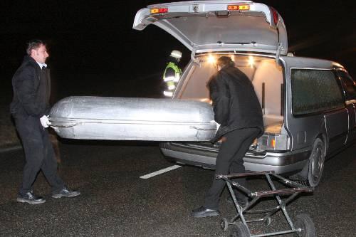 Tod am Geburtstag: Bei Waldkraiburg bergen Bestatter die Leiche der 24-Jährigen.