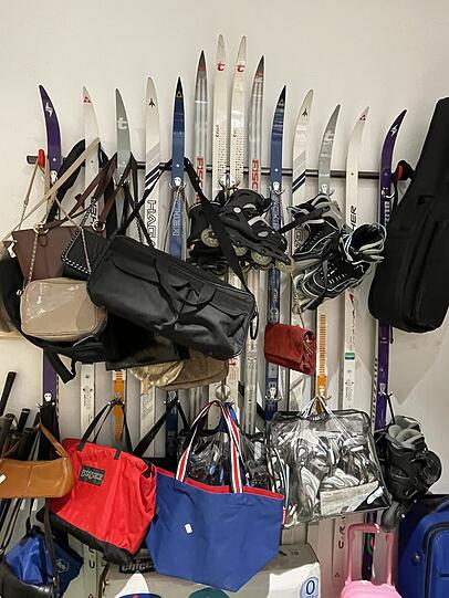 Spitze Langlaufski dienen hier als Garderobe.
