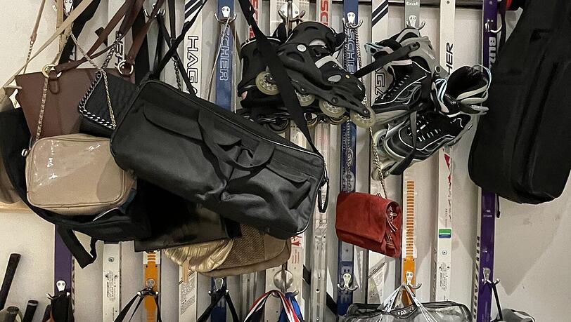 Spitze Langlaufski dienen hier als Garderobe. Spitze Langlaufski dienen hier als Garderobe.