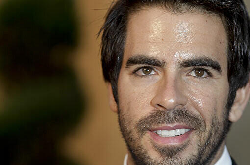 Eli Roth (39), Regisseur, will seine Weisheitszähne verschenken. &ldquo;Weisheitszähne: draußen. Wer will sie haben?&bdquo;, fragte Roth via Twitter. Auf diesen Aufruf hatten zahlreiche seiner Fans mit Vorschlägen geantwortet, was Roth mit den Zähnen anstellen könne. Ein Vorschlag hatte gelautet, daraus Ohrringe oder eine Kette herzustellen. &ldquo;Wer die die lustigste, kreativste Idee hat, bekommt sie&bdquo;, schrieb Roth weiter. Die einzige Bedingung sei, dass er ein Foto von dem Ergebnis bekommen wolle, fügte der Regisseur hinzu. Die bisherigen Ideen hätten ihm so gut gefallen, dass er sich nun überlege, sich noch mehr Zähne ziehen zu lassen, ergänzte Roth.