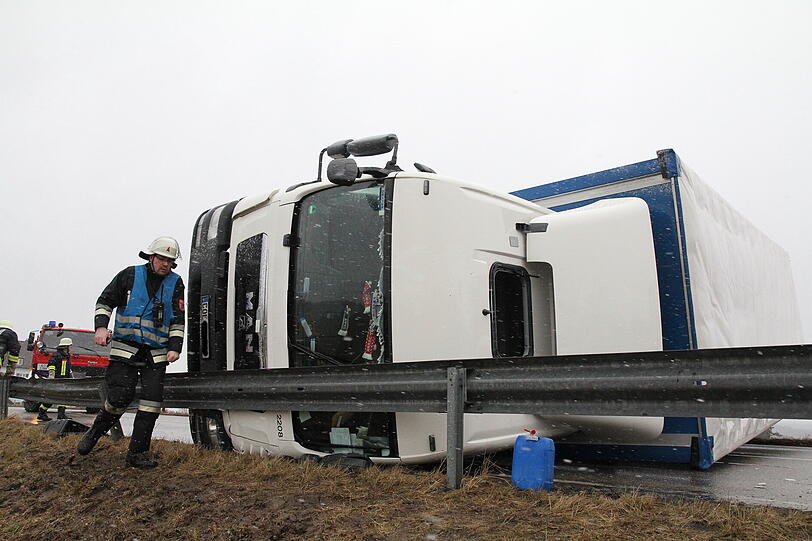 Starker Wind macht Bayerns Straßen unsicher: Am Freitag erfasste eine Windböhe einen LKW - der dadurch umstürzte und die Fahrbahn in beide Richtungen blockierte. Der Fahrer hatte Glück - er wurde nur leicht verletzt. Die Bilder!