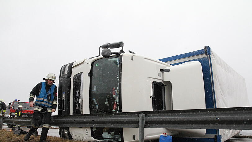 Starker Wind macht Bayerns Straßen unsicher: Am Freitag erfasste eine Windböhe einen LKW - der dadurch umstürzte und die Fahrbahn in beide Richtungen blockierte. Der Fahrer hatte Glück - er wurde nur leicht verletzt. Die Bilder! Starker Wind macht Bayerns Straßen unsicher: Am Freitag erfasste eine Windböhe einen LKW - der dadurch umstürzte und die Fahrbahn in beide Richtungen blockierte. Der Fahrer hatte Glück - er wurde nur leicht verletzt. Die Bilder!