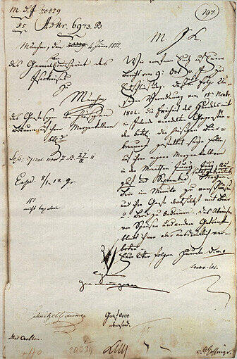 Eines der wichtigsten Dokumente Bayerns:
Mit diesem Dokument ging alles los. Am 4. Januar 1812 beendete der bayerische König Max I. Joseph mit einem Erlass ein für allemal den Zwist zwischen Wirten und Brauern: „Den hiesigen Bierbrauern solle gestattet seyn, auf ihren eigenen Märzenkellern in den Monaten Juni, Juli, August und September selbst gebrautes Märzenbier in Minuto zu verschleißen, und ihre Gäste dortselbst mit Bier u. Brod zu bedienen. Das Abreichen von Speisen und anderen Getränken bleibt ihnen aber ausdrücklich verboten.“
Gut 200 Jahre ist das jetzt her – und noch immer lieben die Münchner ihre Biergärten über alles.