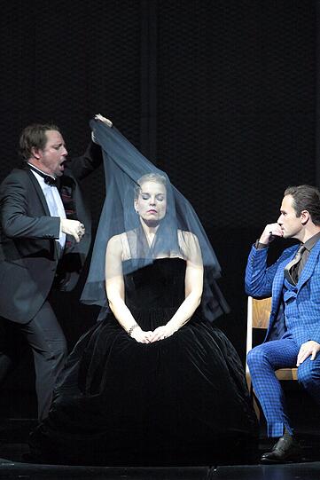Eine Frau zwischen zwei Männern: Fernand (Matthew Polenzani, li.) und Alphonse (Marius Kwiecien, re.) rivalisieren in Donizettis Oper &bdquo;La Favorite&ldquo; um Léonor (Elina Garanca.