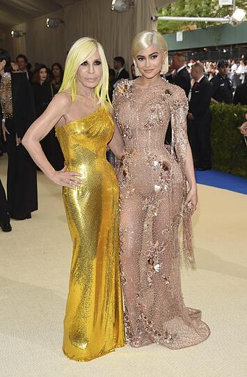Flops: Donatella Versace und Kylie Jenner sehen unnatürlich aus