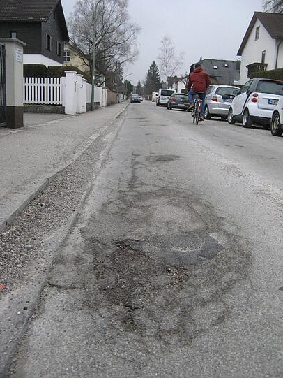 Dieser konkrete Asphaltschaden ist in der Elisabethstraße in Trudering entstanden. Auch für Riem, für Ramersdorf-Perlach und für Berg am Laim fordert Rinderspacher eine "zügige Behebung" der Schäden.