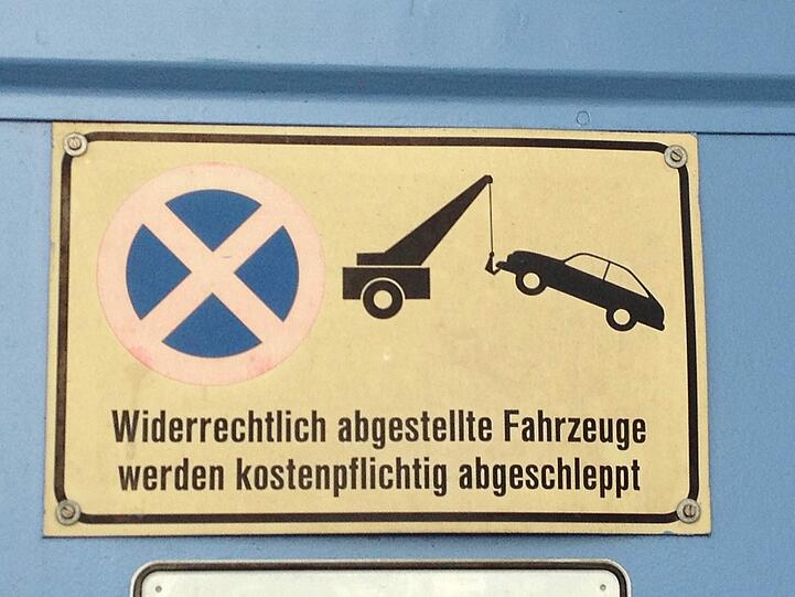 In diesen Innenhof in der Maxvorstadt darf man fast gar nichts - zumindest wenn es nach den Schildern geht.