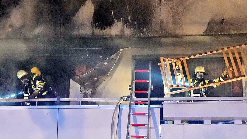 Das Feuer brach auf einem Balkon im zweiten Stock aus und griff auf die Wohnung über.