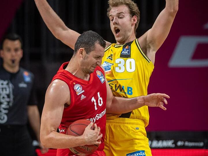 Paul Zipser vom FC Bayern München (No.16) in Aktion. Foto: Tilo Wiedensohler/camera4/BBL/Pool/dpa