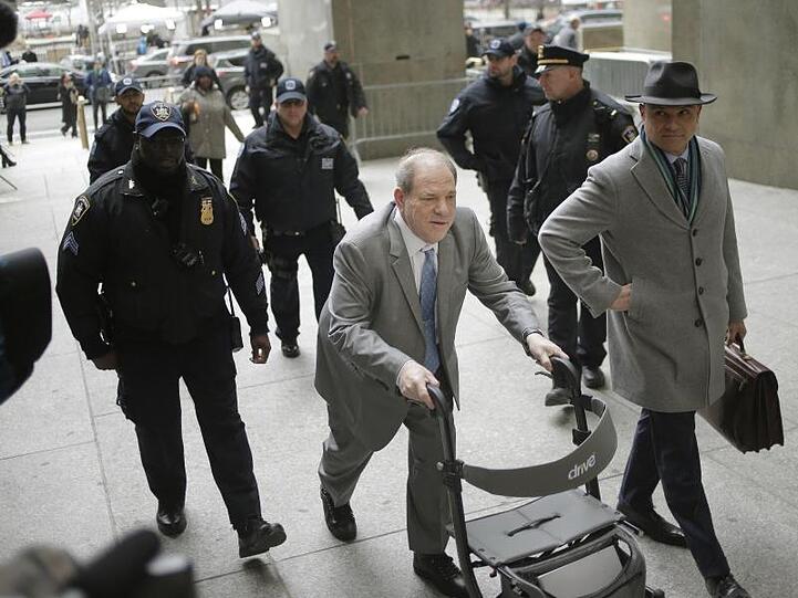 Harvey Weinstein (M) auf dem Weg ins Gericht in Manhattan.