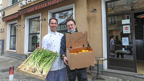 Café Wiener Platz:  Wirt Frank Hartmann und Küchenchef Frank Michelko stellen Frisches aus der Küche raus - als Geschenk an die Nachbarn.