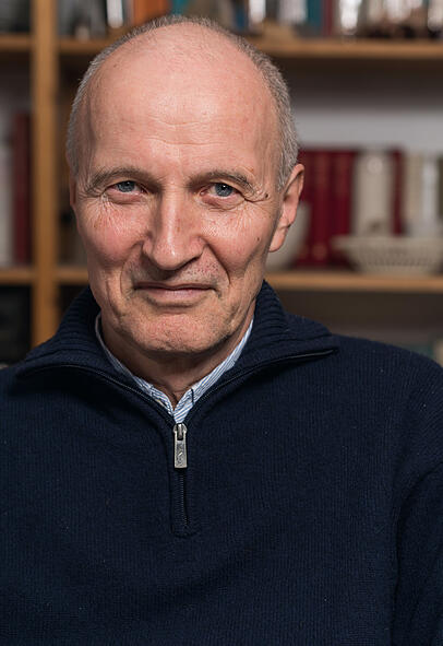 AZ-Interview mit Michael Lichtwarck-Aschoff: Der 75-Jährige war außerplanmäßiger Professor für Anästhesiologie und Intensivmedizin, unter anderem an der LMU, und hat viele Jahre am Universitätsklinikum Augsburg gearbeitet. 2011 ging er unter die Schriftsteller. AZ-Interview mit Michael Lichtwarck-Aschoff: Der 75-Jährige war außerplanmäßiger Professor für Anästhesiologie und Intensivmedizin, unter anderem an der LMU, und hat viele Jahre am Universitätsklinikum Augsburg gearbeitet. 2011 ging er unter die Schriftsteller.