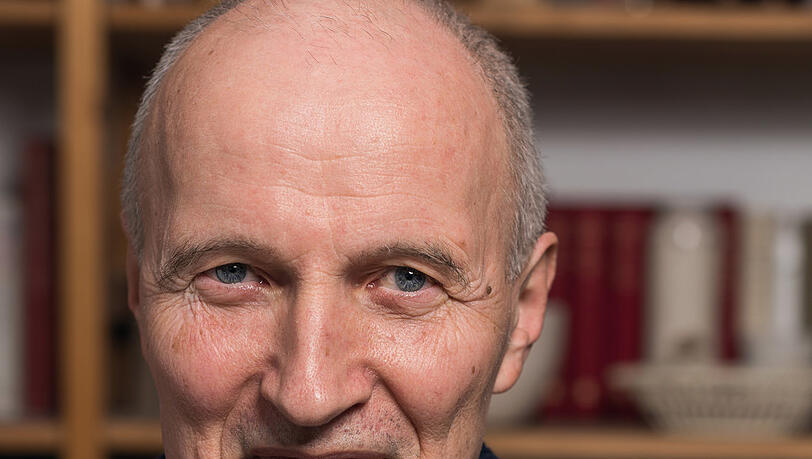 AZ-Interview mit Michael Lichtwarck-Aschoff: Der 75-Jährige war außerplanmäßiger Professor für Anästhesiologie und Intensivmedizin, unter anderem an der LMU, und hat viele Jahre am Universitätsklinikum Augsburg gearbeitet. 2011 ging er unter die Schriftsteller. AZ-Interview mit Michael Lichtwarck-Aschoff: Der 75-Jährige war außerplanmäßiger Professor für Anästhesiologie und Intensivmedizin, unter anderem an der LMU, und hat viele Jahre am Universitätsklinikum Augsburg gearbeitet. 2011 ging er unter die Schriftsteller.