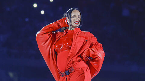 Rihanna ganz in Rot mit deutlich sichtbarem Babybauch bei der diesjährigen Super-Bowl-Halbzeitshow.