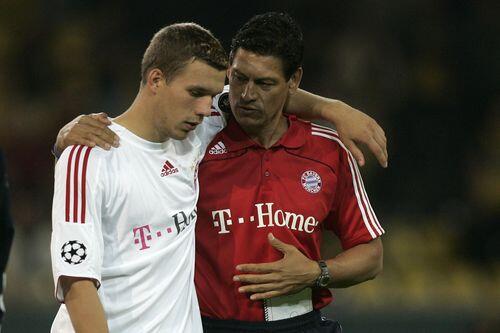 Podolski sucht Trost bei Co-Trainer Martin Vasquez.