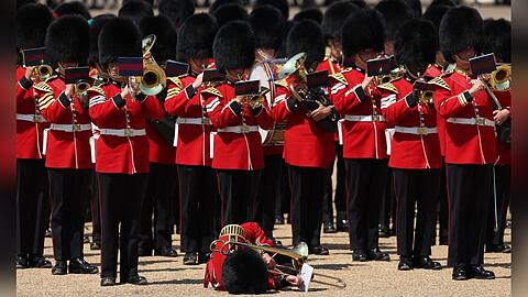 Der in Ohnmacht gefallene Soldat bei den Proben für König Charles' Geburtstagsfeier in London. Als er wieder zu sich kam, spielte er sofort weiter auf seiner Posaune.
