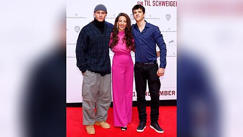 Meryem Moutaoukkil mit ihren Söhnen Emilio Sakraya (l.) und Ilyes Raoul bei der Premiere des Films "Die Rettung der uns bekannten Welt".